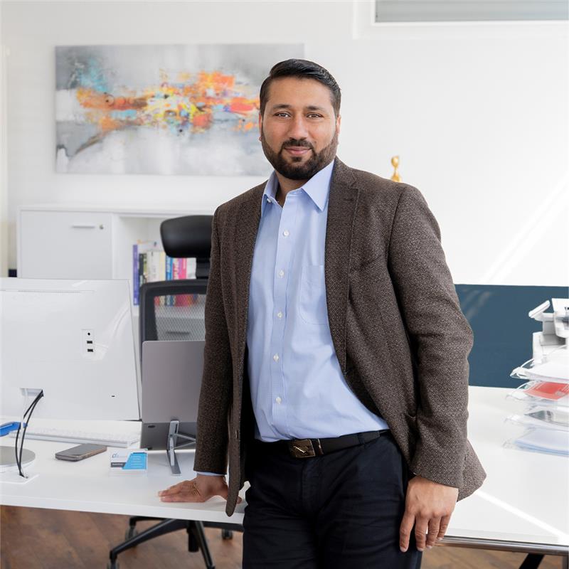 CEO von Insivio IT GmbH Naveed Ahmad im Office in Flörsheim am Main