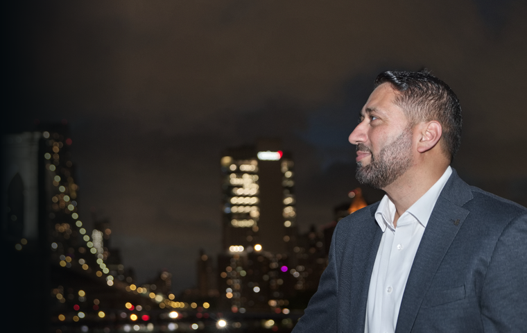 Naveed Ahmad vor der Skyline von New York bei Nacht